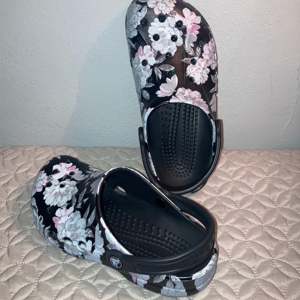 Crocs baya floral print on Black Sz.7 Clogs